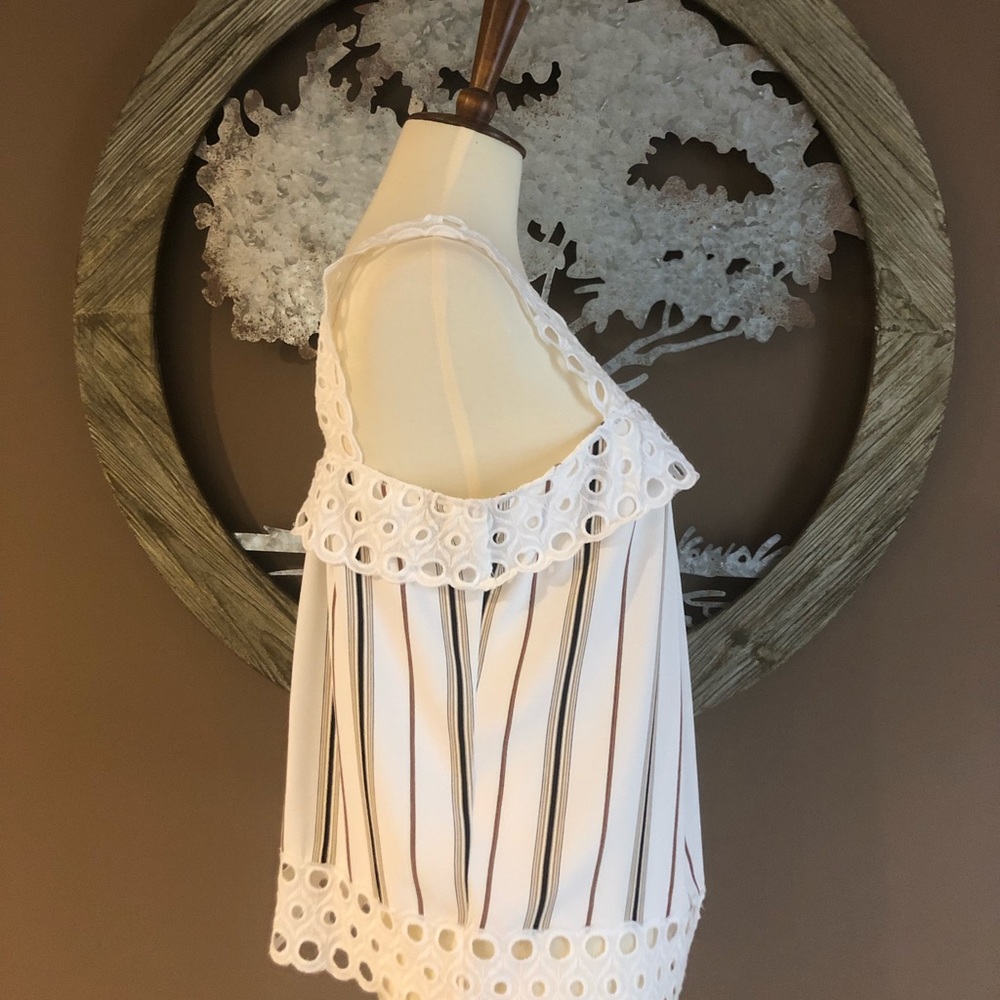 ๐ Eyelet Trimmed Top ๐ค - Picture 3 of 4